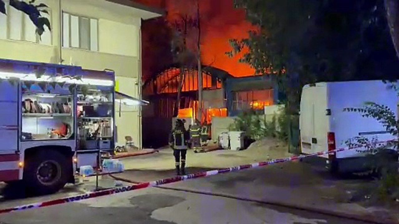 Campi Bisenzio, pauroso incendio in un'ex fabbrica tessile: i vigili del fuoco entrano nel capannone in fiamme (Davide Franco/Fotocronache Germogli)