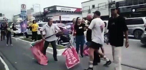 Homem retira bandeira do Brasil das mãos de petista e diz que item “pertence a Bolsonaro”