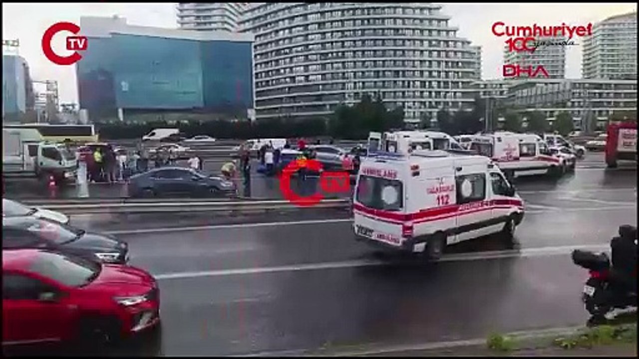 Bağcılar TEM'de zincirleme trafik kazası! 8 araç birbirine girdi, ölü ve yaralılar var