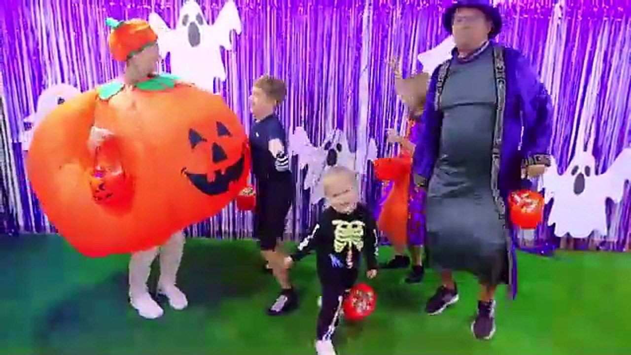 Diana_and_Roma_Halloween_Candy_Haul_Stories(360p)
