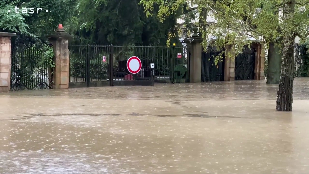 Stupava vyhlásila 3. stupeň povodňovej aktivity, zaplavilo park, vyplavilo potok