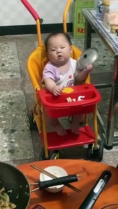 Cute baby - The expression of despair must be what he is thinking about family. Just eat a pot of vegetables