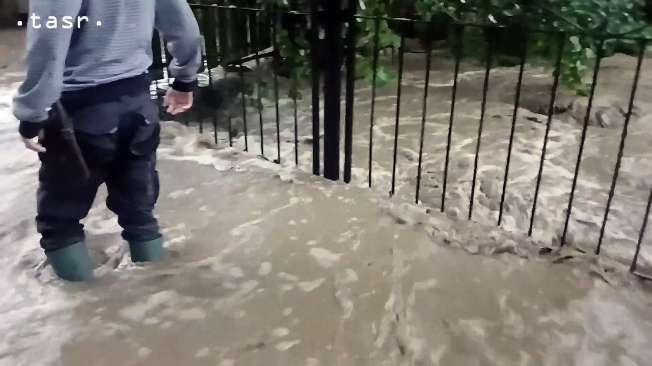 V obci Koválovec sa vybrežil potok a zaplavil domy a pivnice
