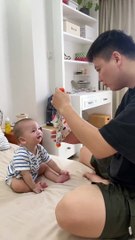 Cute baby - Dad teases his child to "make a feint to the east and attack the west", and the mother kicks him to "retaliate on the spot" "Family status is obvious"