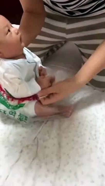 Cute baby - Dad puts the baby in a plastic bag and weighs it