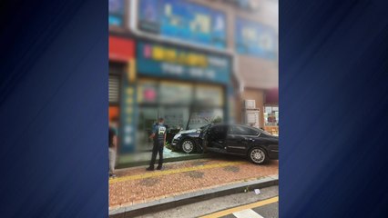 승용차가 상가로 돌진...다친 사람 없어 / YTN