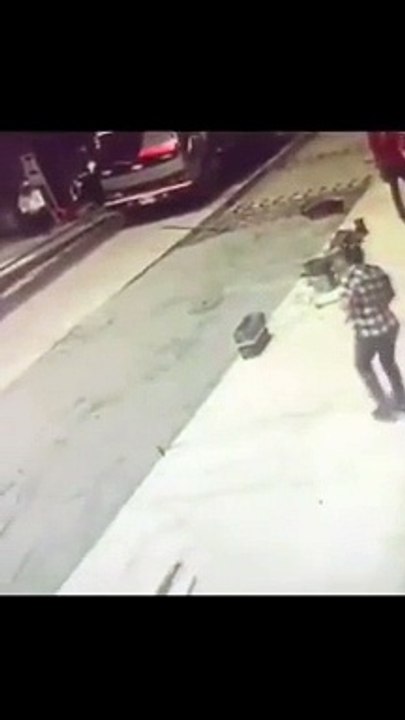 Une femme marche dans du béton frais... oups