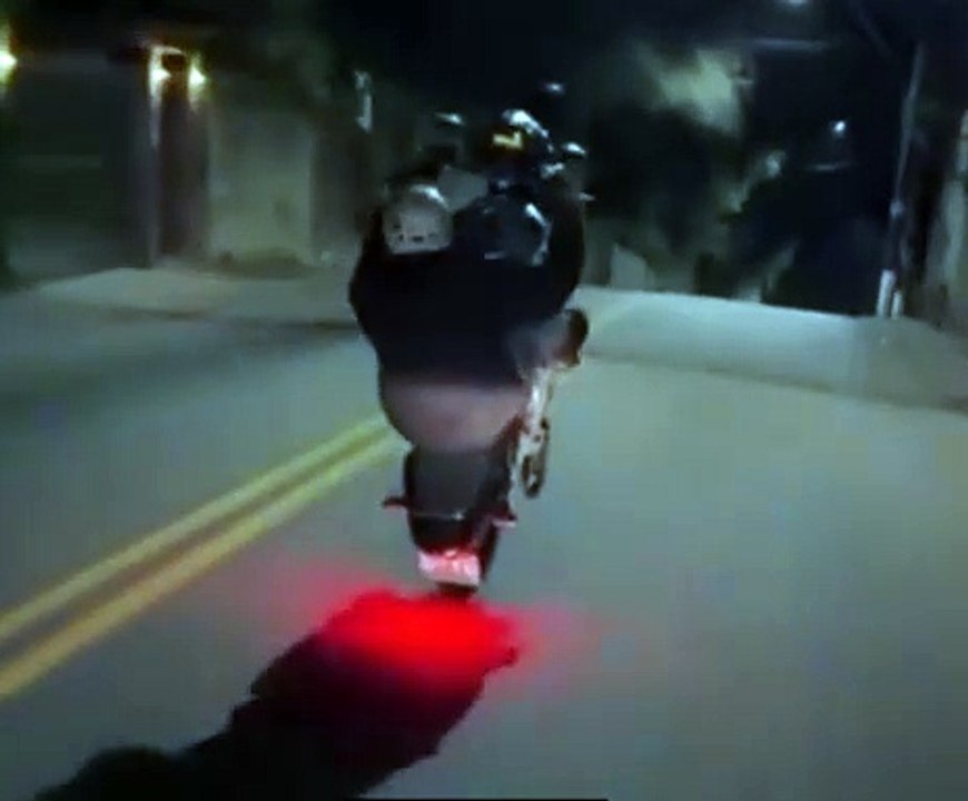 Echanger les clés de la moto en route... la classe
