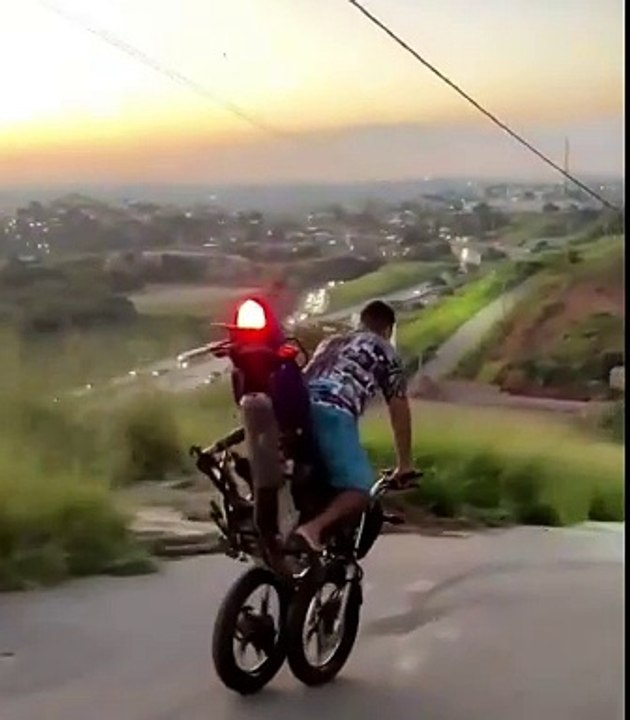 Ce motard roule avec une seule roue... la classe