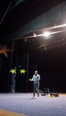 Il travaille son nouveau numéro de cirque et c'est incroyable