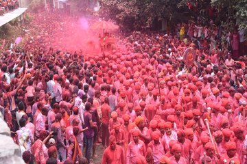 चारभुजा में उड़ी हजारों टन गुलाल, रंग में रंगे झूमते रहे श्रद्धालु