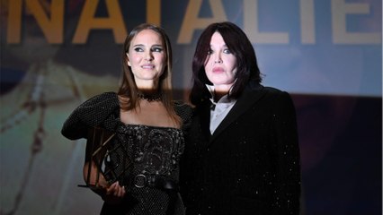 GALA VIDEO - Natalie Portman célébrée par Isabelle Adjani : un moment fort en émotions pour clôturer le 50e Festival de Deauville