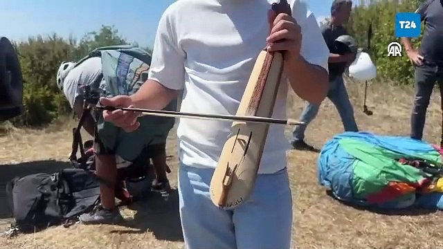 Yamaç paraşütüyle uçarken kemençe çaldı