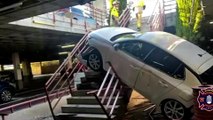 Un coche se precipita por las escaleras de un parking de un centro comercial de Alcorcón