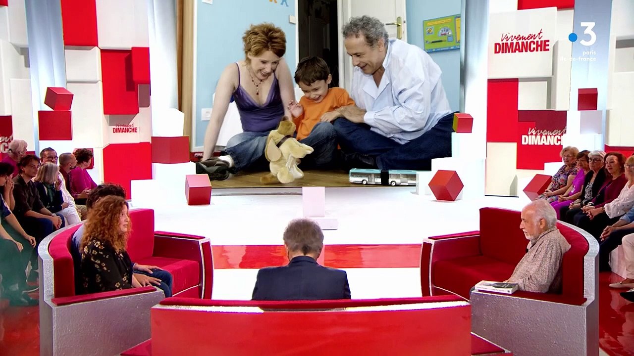 Francis Perrin accompagné de son fils autiste Louis et de sa femme Gersende dans "Vivement dimanche" sur France 3.
