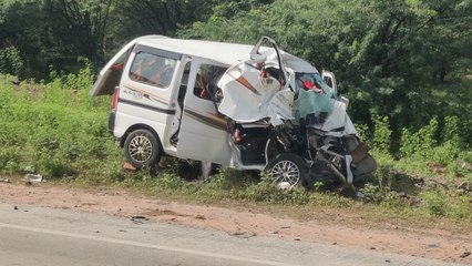 गलत दिशा से आए डम्पर ने वैन को टक्कर मारी, छह युवकों की मौत