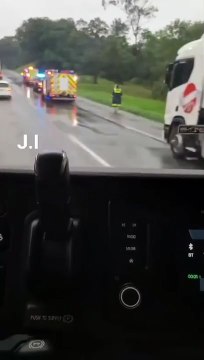 Acidente entre ônibus e caminhão deixa um morto e 13 feridos na BR-101, em SC