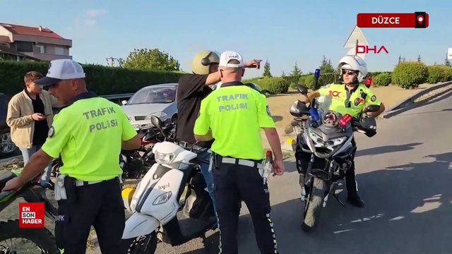 Düzce'de kasksız yakalanan motosikletli: Bana ceza yazmayın, alo desem 10 kask gelir dedi