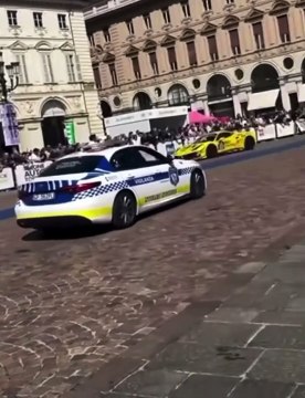 Macchina da rally sulla folla al Salone dell'Auto di Torino