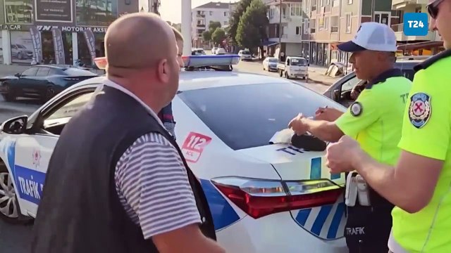 Düzce'de kasksız yakalanan motosikletli: Bana ceza yazmayın, alo desem 10 kask gelir