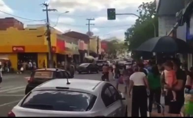 VÍDEO: Ex-prefeito é agredido durante ato político no centro da cidade