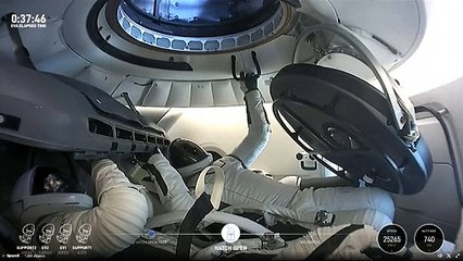 Após feito histórico, tripulação da 1º missão espacial privada retorna com sucesso à Terra