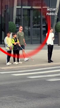 Cet homme aveugle n’ose pas traverser la route seul puis reçoit un soutien précieux
