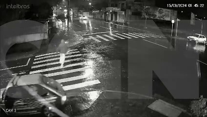 Pedestre quase é atropelado por carro desgovernado no Santa Cruz