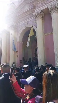 Milagro: salió el Señor del Milagro y una multitud lo recibe en la plaza 9 de Julio