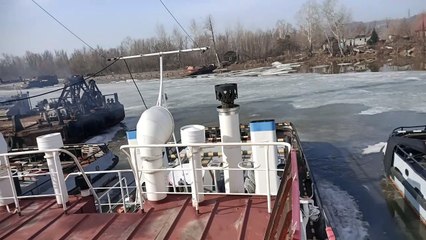 Теплоход размывает лёд [РТ-452] - Навигация 2024 (7 апреля)