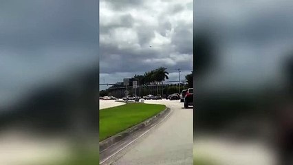 Descargar video: West Palm Beach, chiuse le strade intorno al campo da golf in cui si trovava Trump quando sono stati sparati colpi d'arma da fuoco