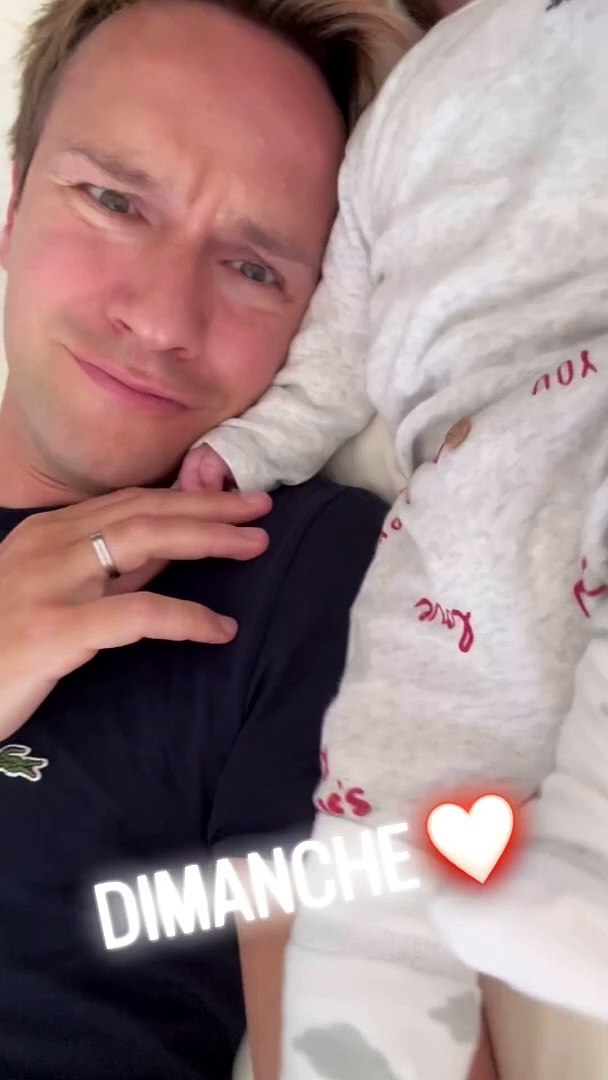 Cyril Féraud vừa đăng một video trên Instagram ghi lại cảnh anh chụp ảnh cùng cậu con trai nhỏ Tim.