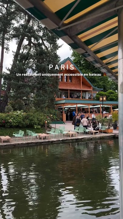 Arriver en bateau à son verre après le boulot >>>> Tague la personne qui doit t'y emmener !   Bienvenue au Chalet des Îles, le lieu emblématique du Bois de Boulogne, complètement rénové en avril dernier.  On y embarque sur une barge (2€ l'aller/retour -
