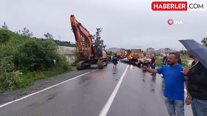 Artvin'de Şiddetli Yağışlar Sonrası Yol Çöktü