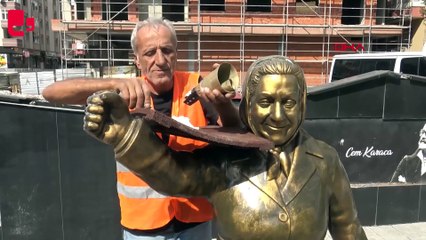 Adile Naşit heykelinin zilini çaldılar