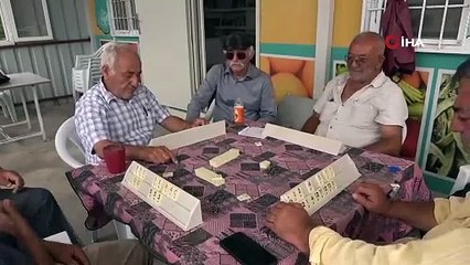 Tüm komşuları şehri terk ederken o Almanya'dan memleketine dönüp, konteynerde yaşamaya başladı