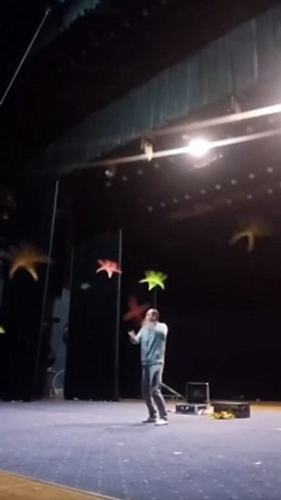 Il met la touche finale à son tout nouveau numéro de cirque, et c'est tout simplement époustouflant ! Ne manquez pas cette expérience incroyable !