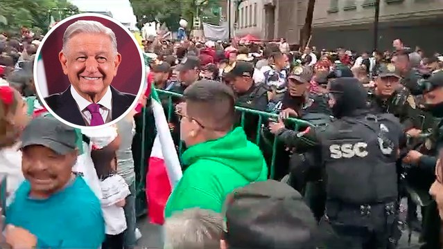 Cientos de mexicanos intentan entrar a empujones al Zócalo capitalino para no perderse el último Grito de Independencia de AMLO