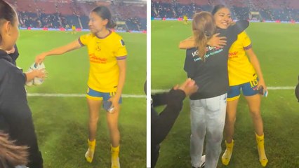 Nancy Antonio de América regala sus zapatillas a fan tras la goleada 7-0 a Chivas femenil en el Clasico Nacional