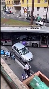 Roma: auto in sosta selvaggia blocca autobus a piazza Istria, traffico in tilt