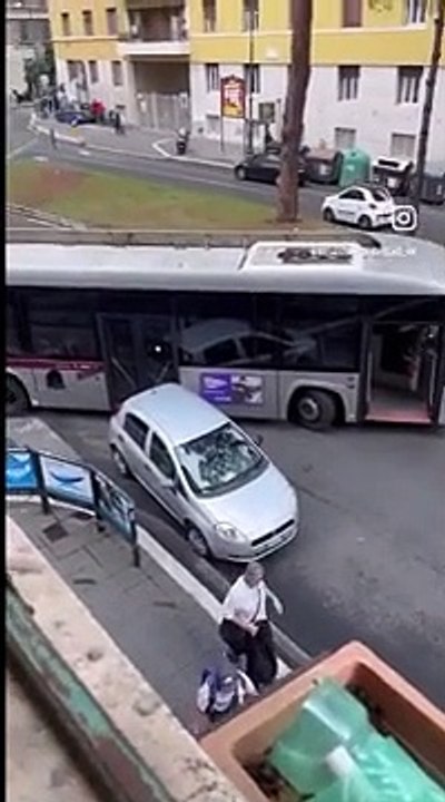 Roma: auto in sosta selvaggia blocca autobus a piazza Istria, traffico in tilt