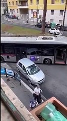 Roma: auto in sosta selvaggia blocca autobus a piazza Istria, traffico in tilt