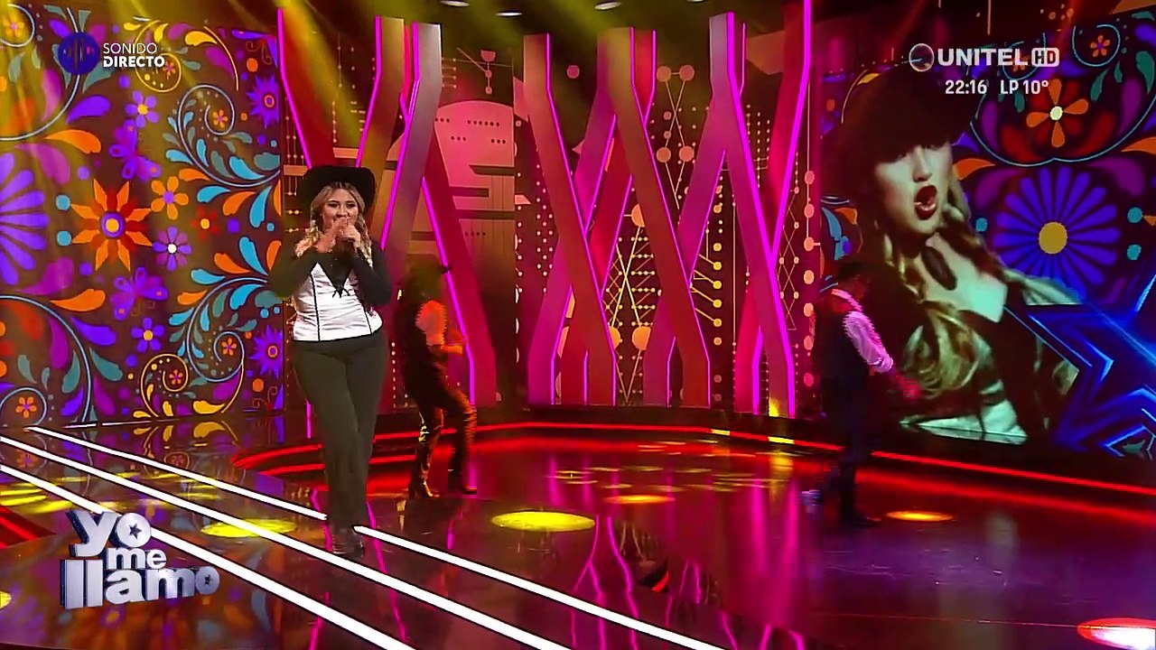 Actitud en el escenario con la imitadora de Alicia Villarreal y la interpretación de la canción ‘Alma rebelde’