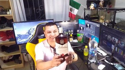 Abriendo una botella de whisky escoces Ballantine's con agua mineral para celebrar el 15 de septiemb