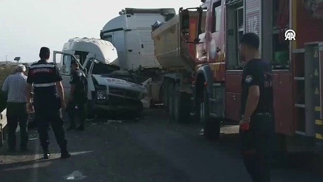 Adana'da TIR ile servis minibüsü çarpıştı: 3 kişi öldü