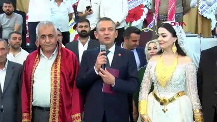 Özgür Özel Mardin'de nikah şahidi oldu, gelin altınları taşımakta zorluk çekti