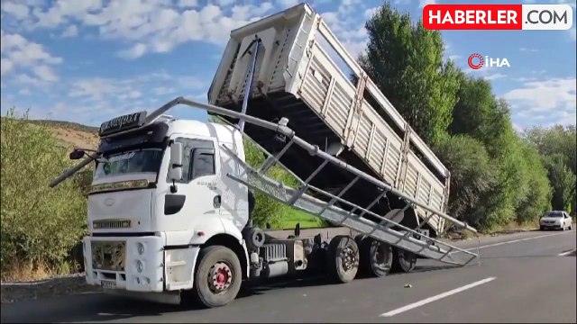 Bingöl'de Damperi Açık Kamyon MOBESE Direğini Devrdi