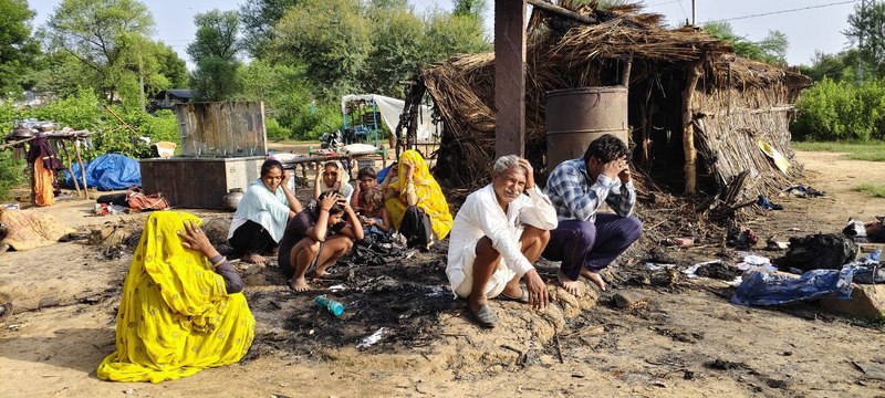 VIDEO: झोपडी में आग लगने से घरेलू सामान सहित नकदी जलकर राख