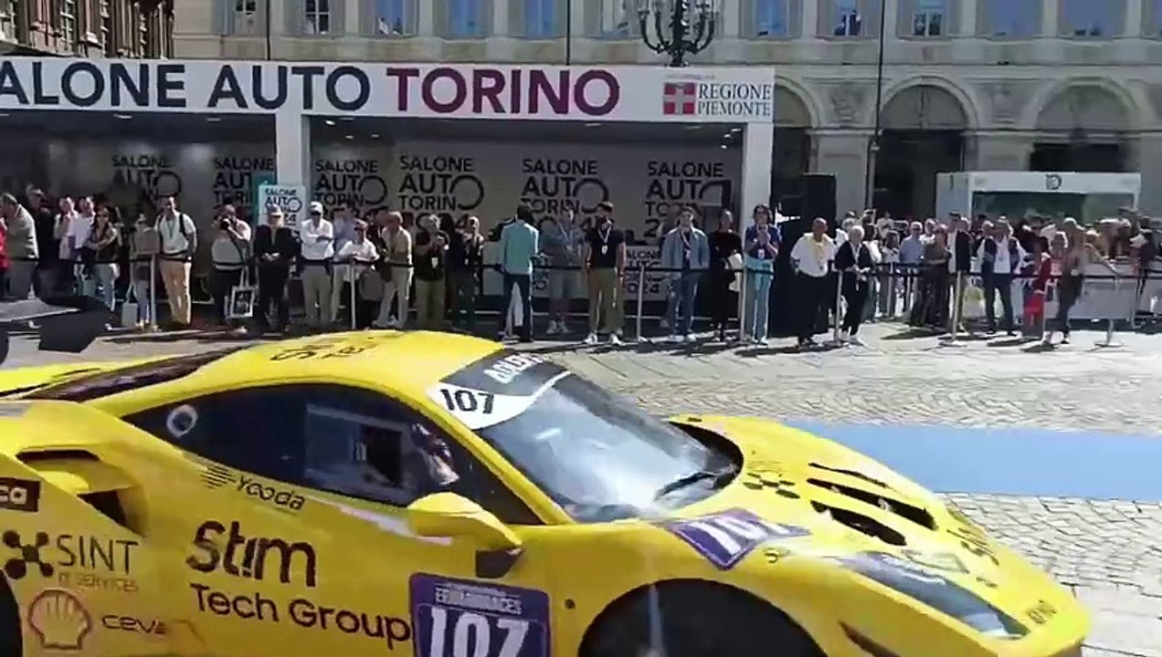 Incidente al Salone dell'Auto di Torino, il vid...