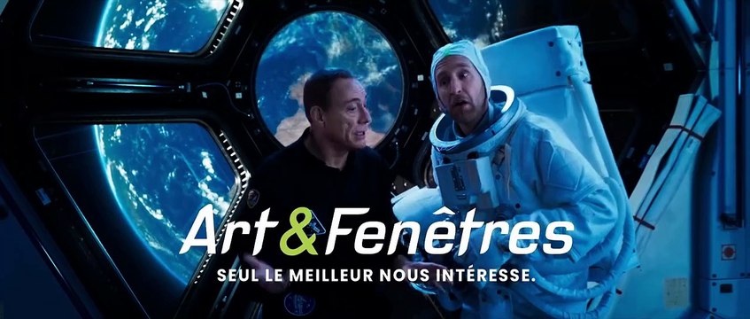 Jean-Claude Van Damme dans l'espace pour la pub Art & Fenêtres